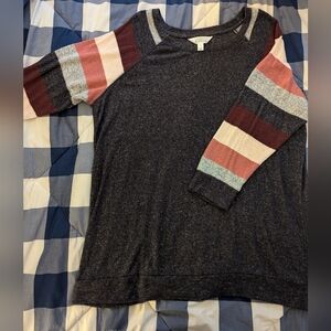 market & spruce 1x gray 3/4 inch sleeve top with pink striped sleeves.